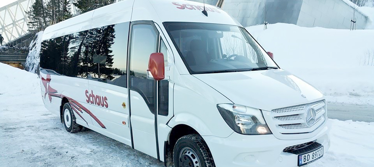 minibuss i vinterlandskap