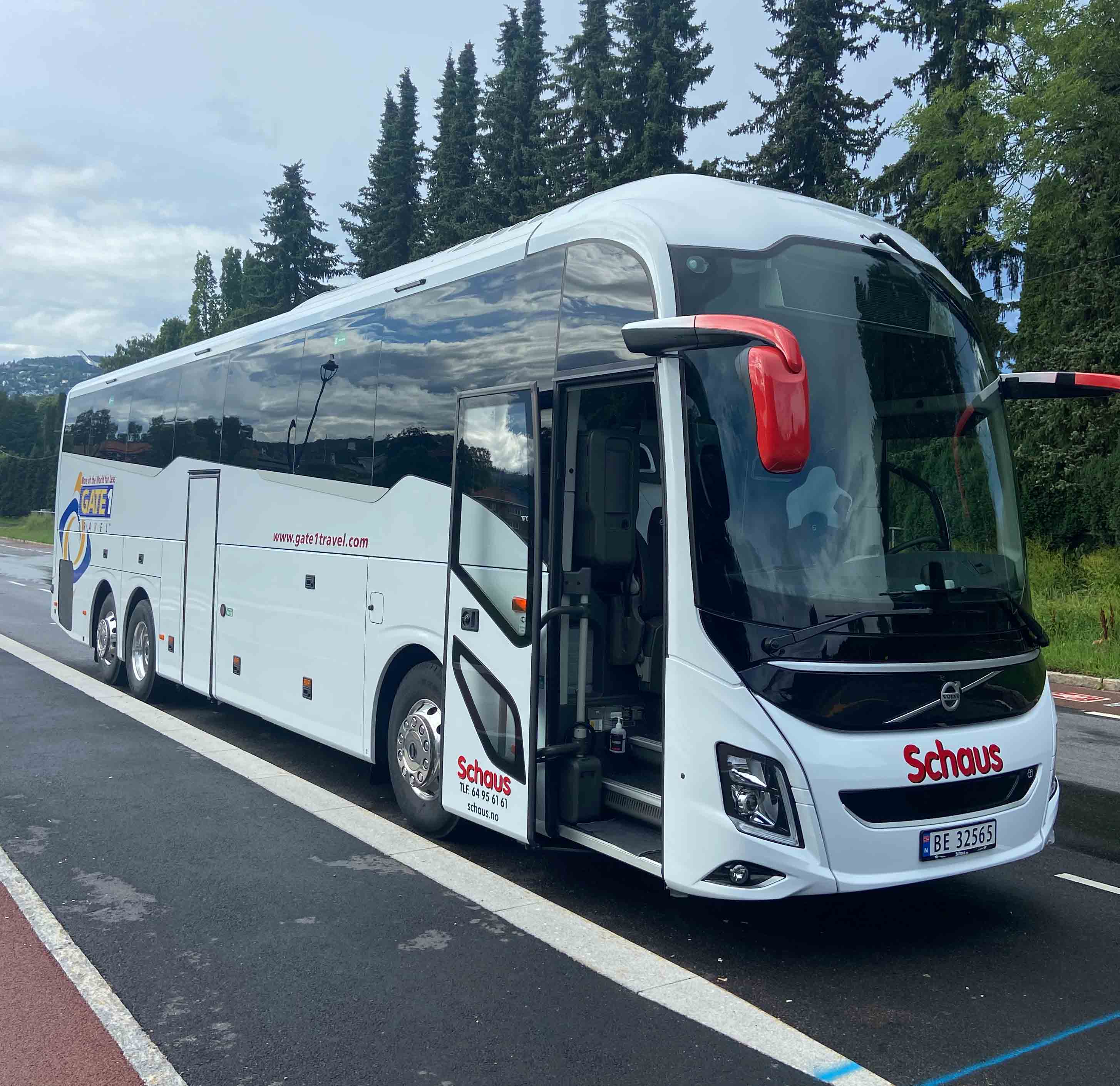 buss på høyfjellet med stor sneskavler