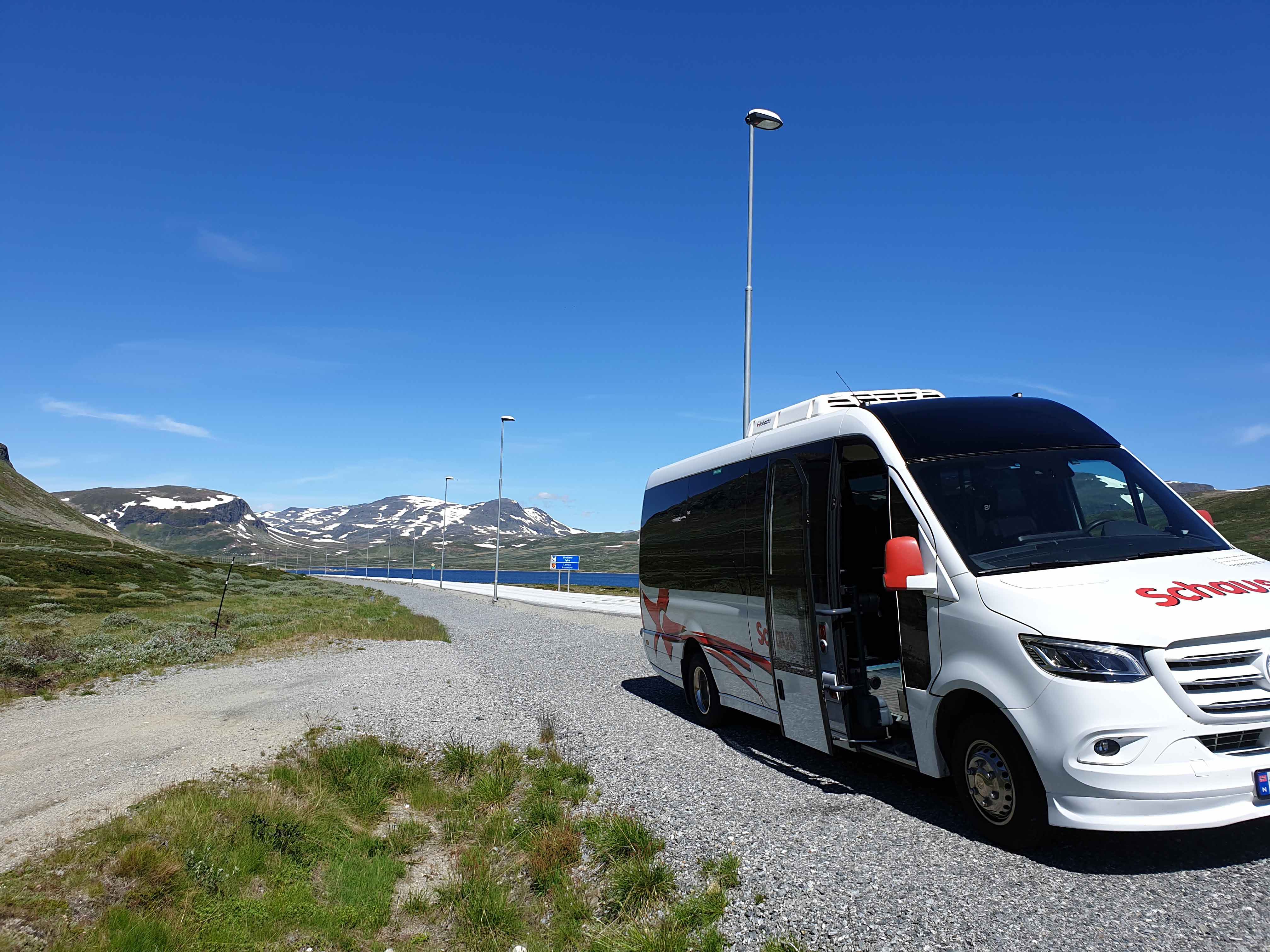 minibuss parkert ved veikanten på fjellet