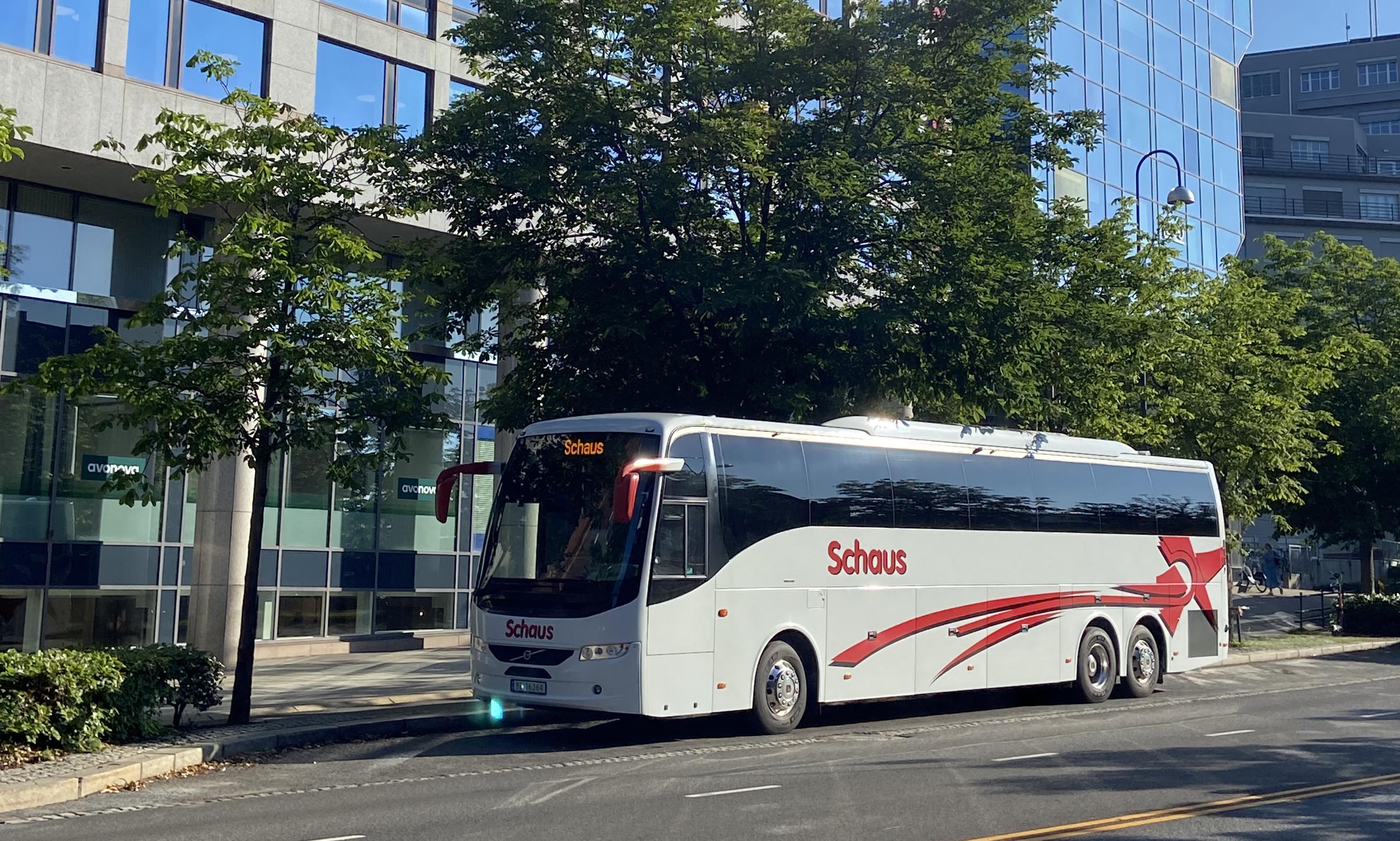 buss parkert langs veien i Oslo