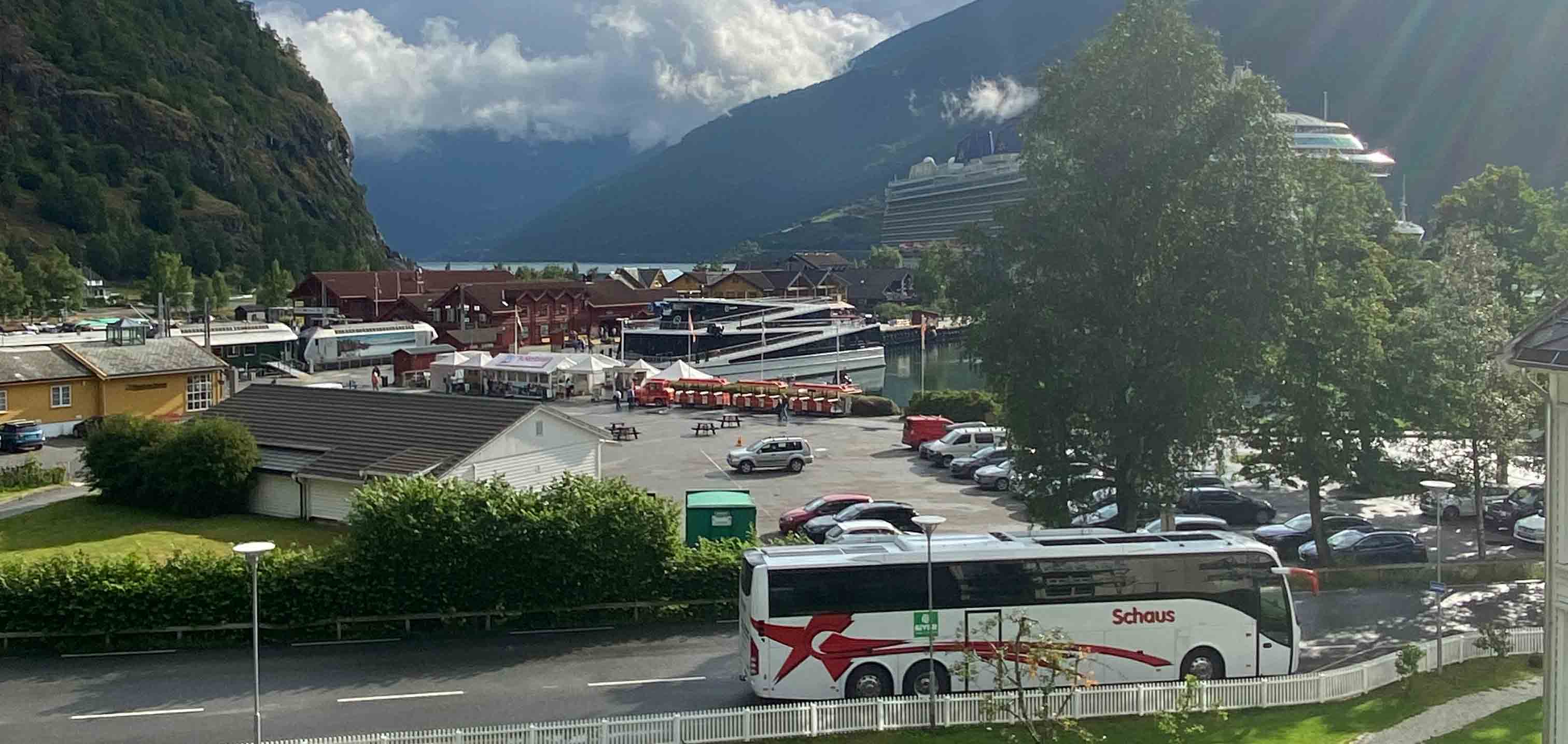 buss ved fjorden med cruse båt i bakgrunn