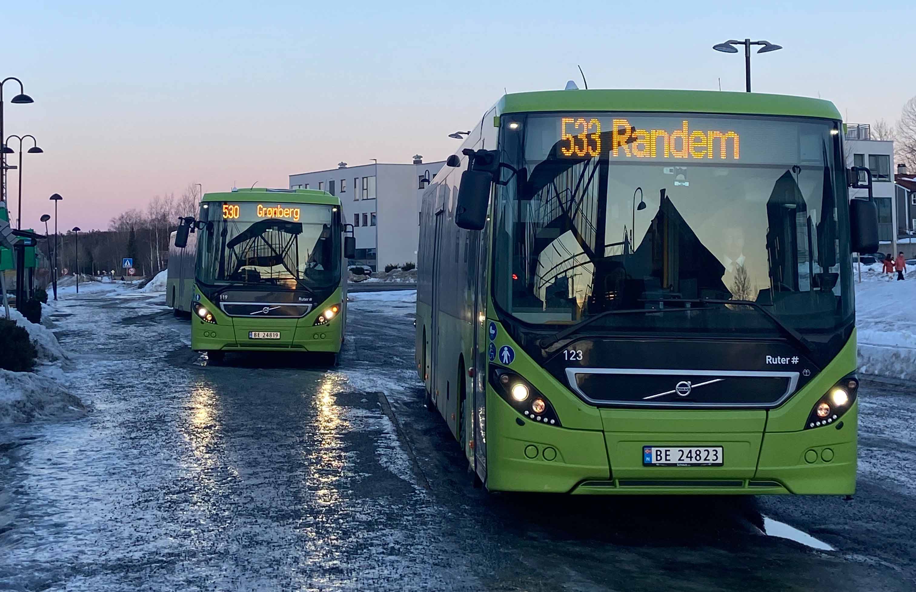 rutebuss på bussholderplass ventende på pasasjerer