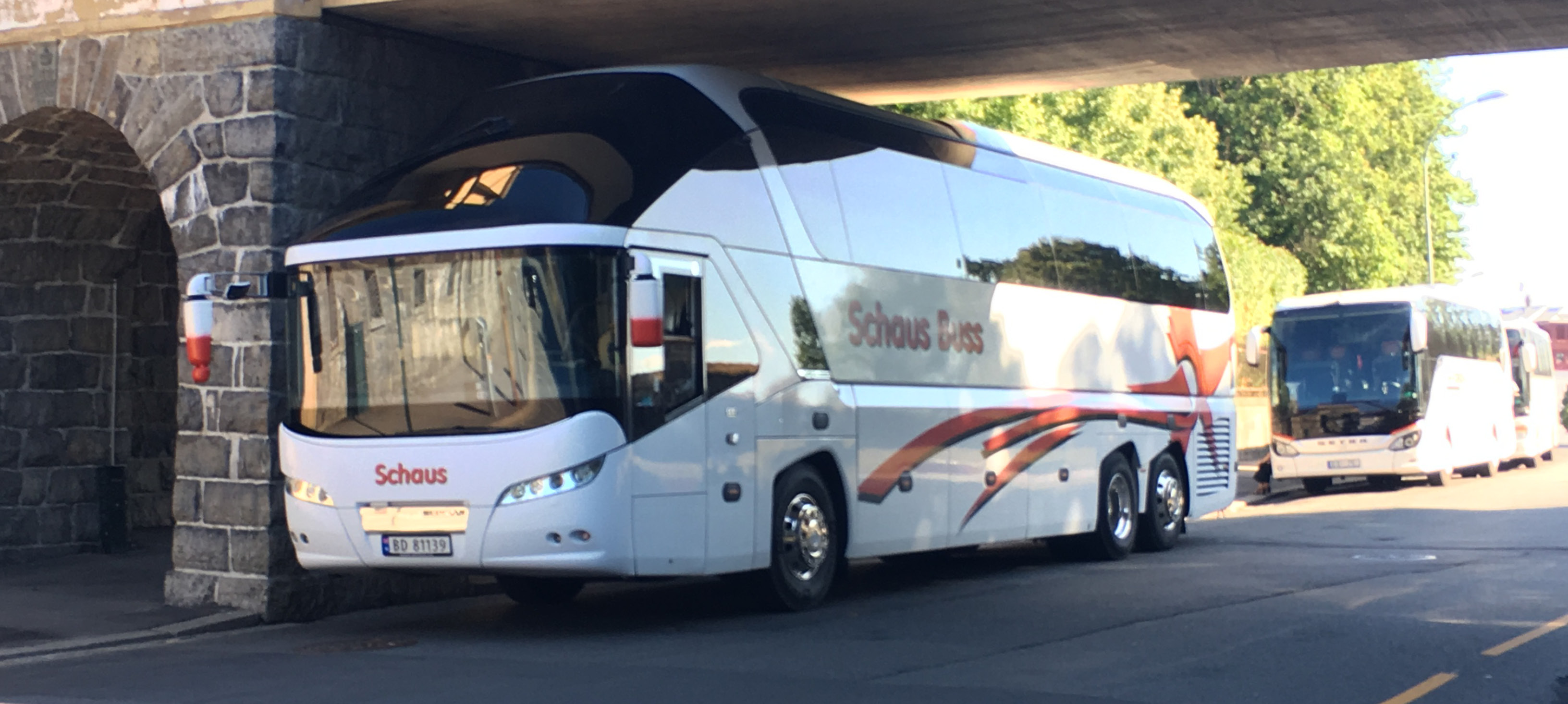 parkert buss under en stein bru