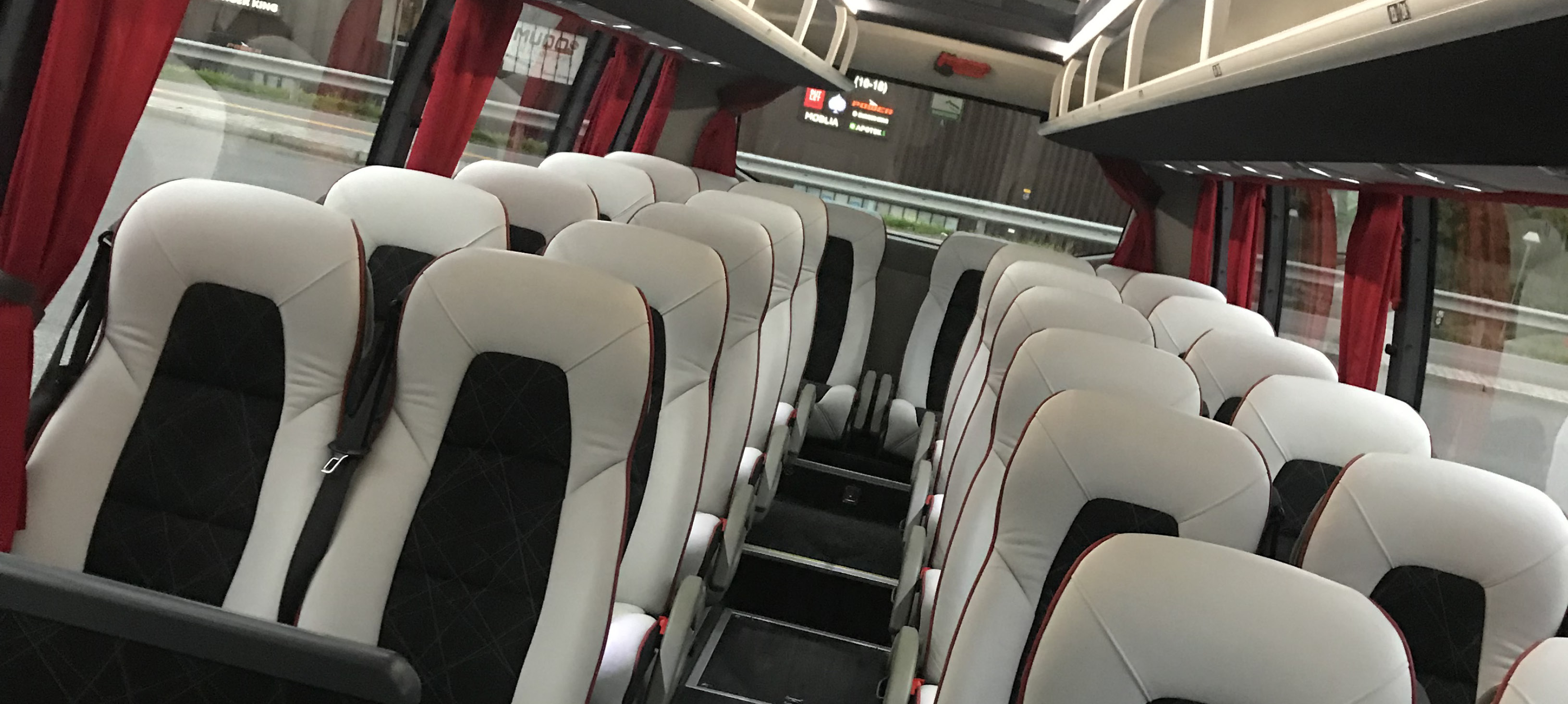interiør i bussen hvit rød og sort