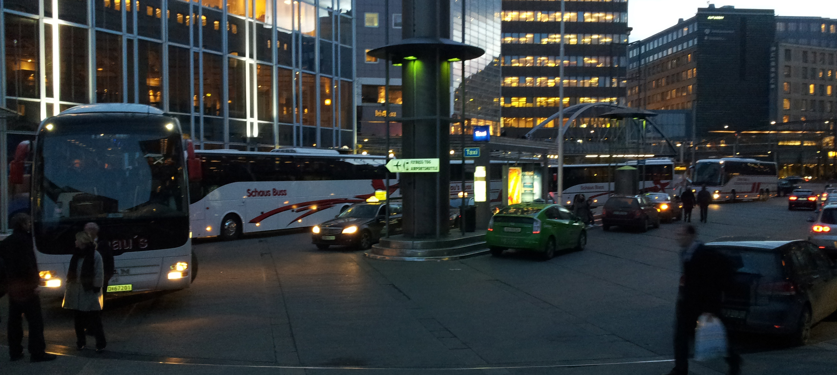busser parkert uten for Plasa hotell oslo